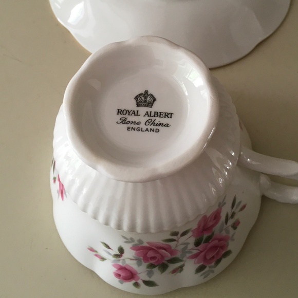 Royal Albert Bone China pink rose pattern tea cup and saucer with gold rim - Picture 2 of 5